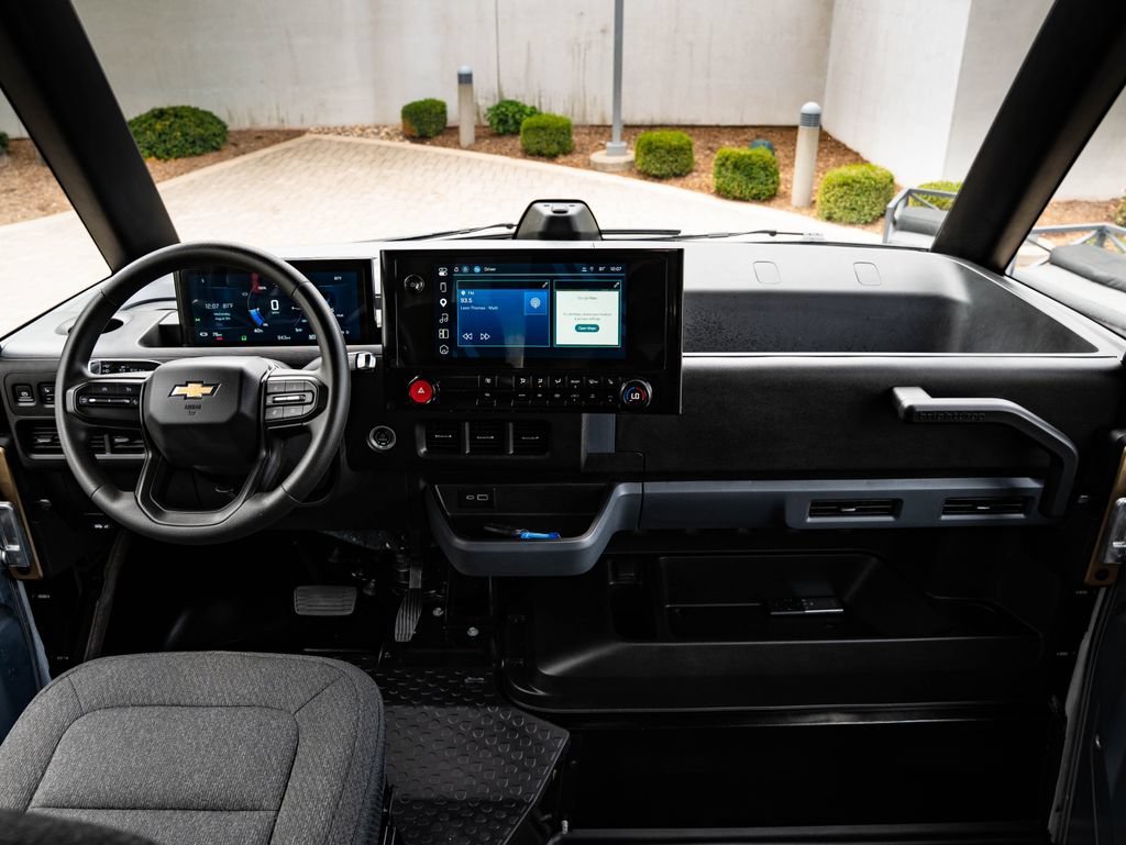 Used 2025 Oyster White Chevrolet 400 image 27