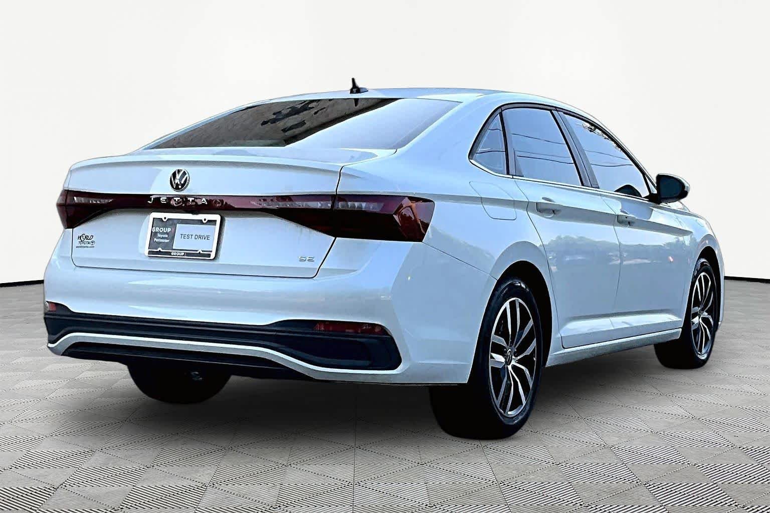 Used 2025 Opal White Pearl Volkswagen SE image 13