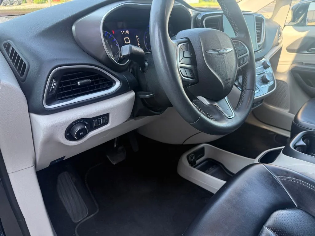 Used 2023 Blue Chrysler Touring L image 21