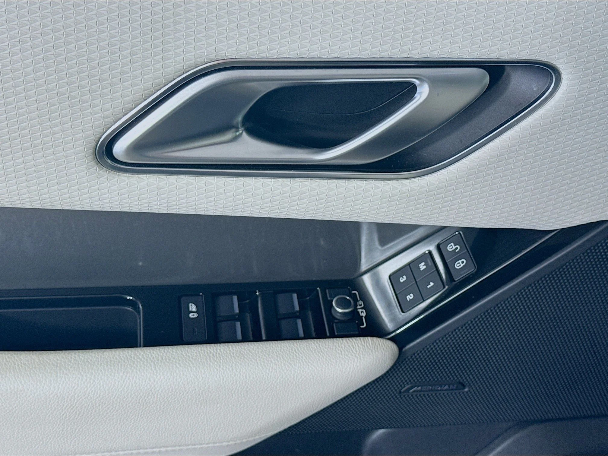 Used 2020 White Land Rover S image 11