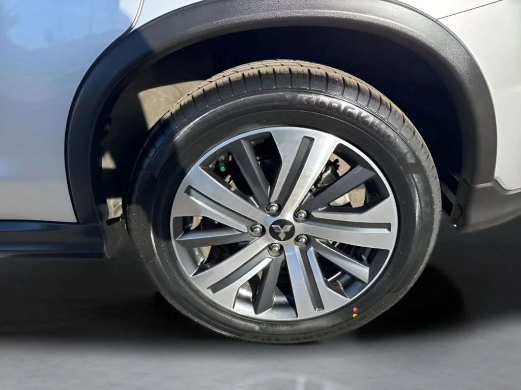 Used 2023 Silver Mitsubishi ES image 9