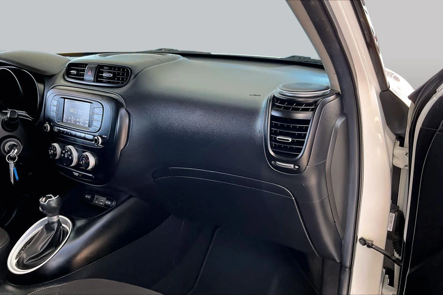 Used 2018 Clear White Kia Base image 18