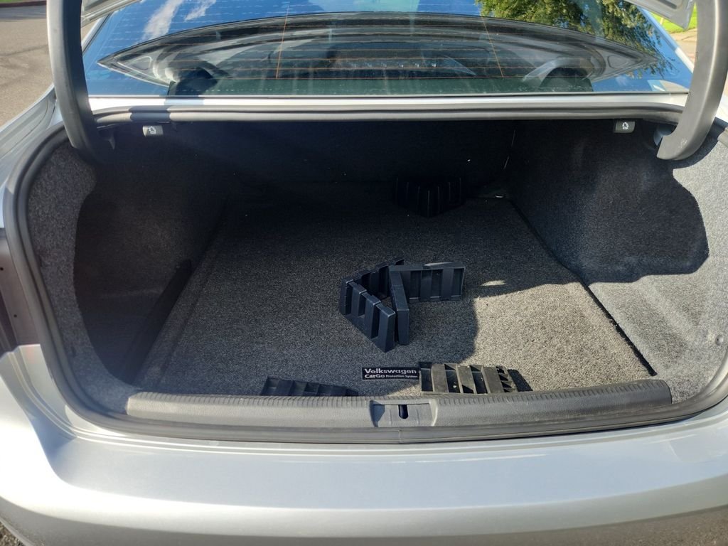 Used 2013 Silver Volkswagen 2.5 S image 23