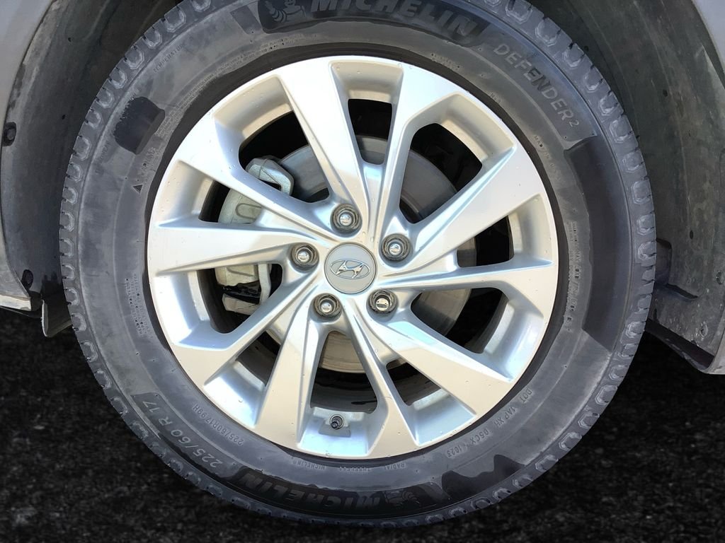 Used 2020 White Hyundai SE image 27