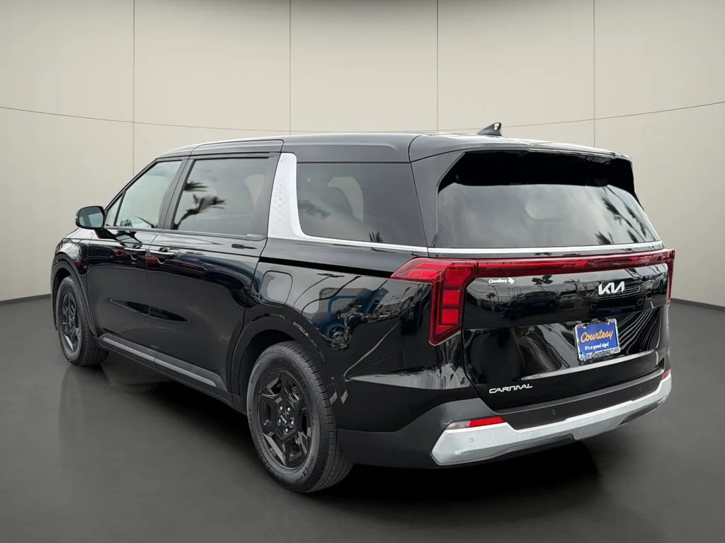 Used 2025 Black Kia LXS image 5