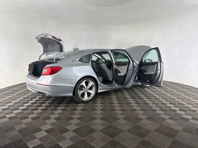 Used 2018  Honda Touring image 17