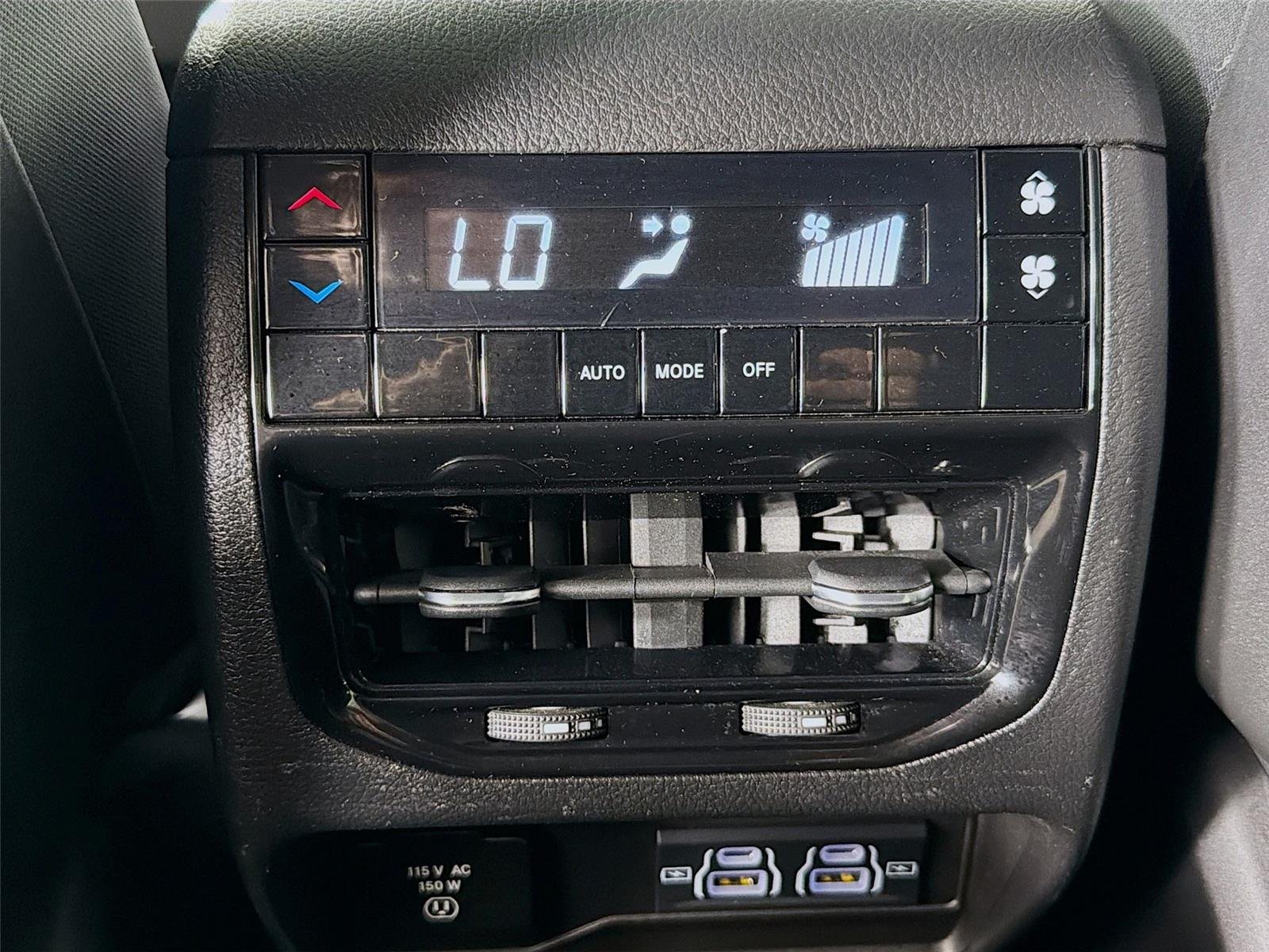 Used 2023  Jeep Laredo image 28
