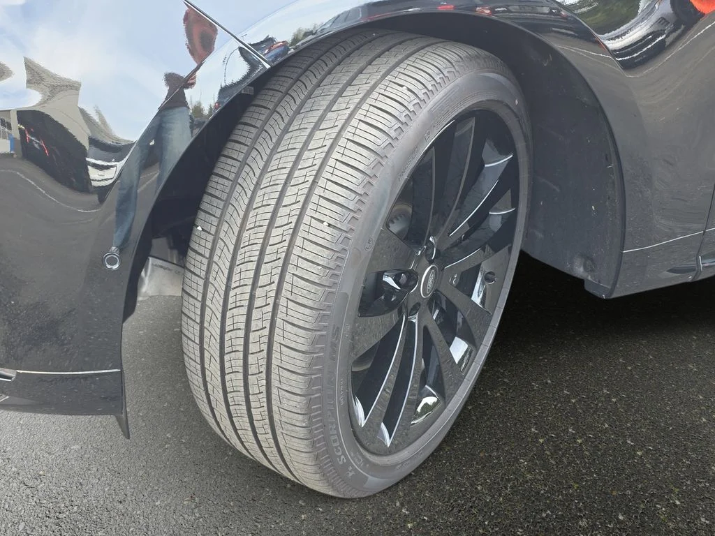 New 2025 Santorini Black LAND ROVER Dynamic SE image 34