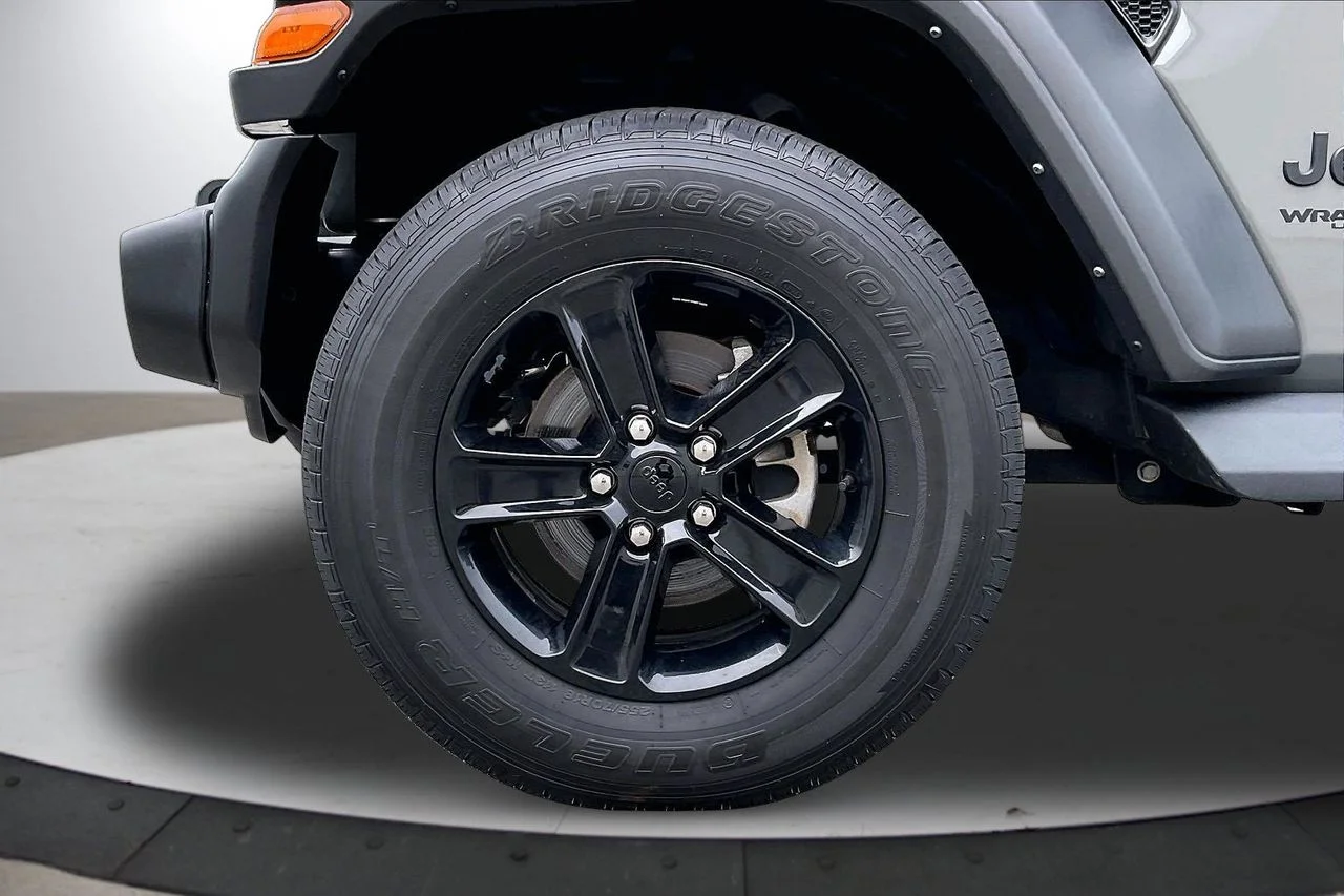 Used 2022 Gray Jeep Sport Altitude image 33