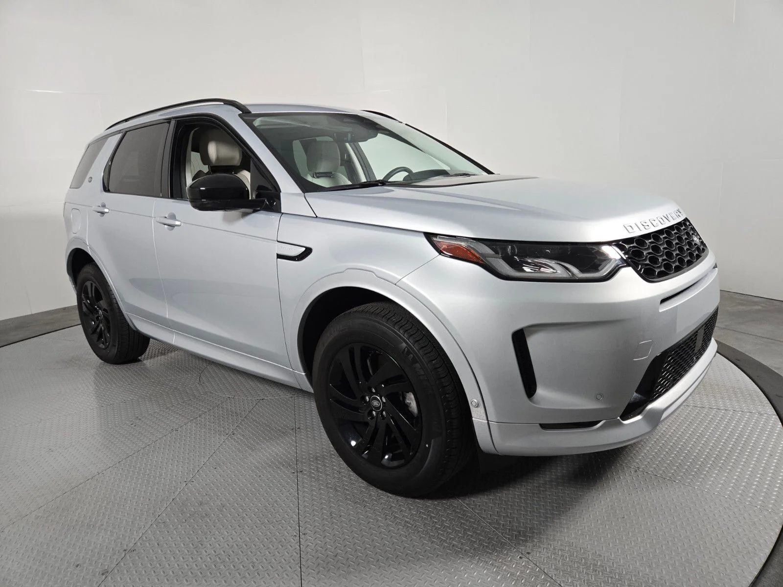 Used 2025 Hakuba Silver Metallic Land Rover S image 16
