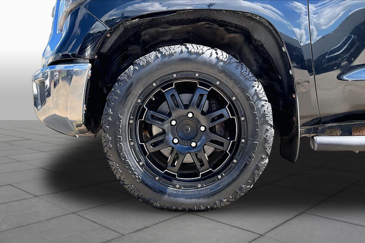Used 2014 Black Toyota SR5 image 11