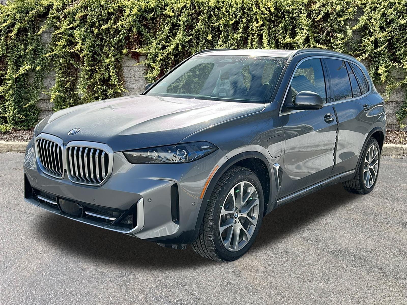 New 2026 Skyscraper Grey Metallic BMW xDrive50e image 3