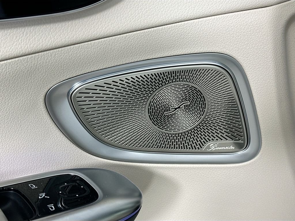 New 2026 MANUFAKTUR Moonlight White Metallic Mercedes-Benz C 300 image 19