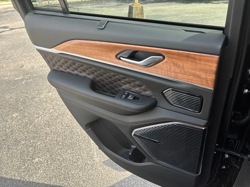 Used 2025 Black Jeep Summit image 15