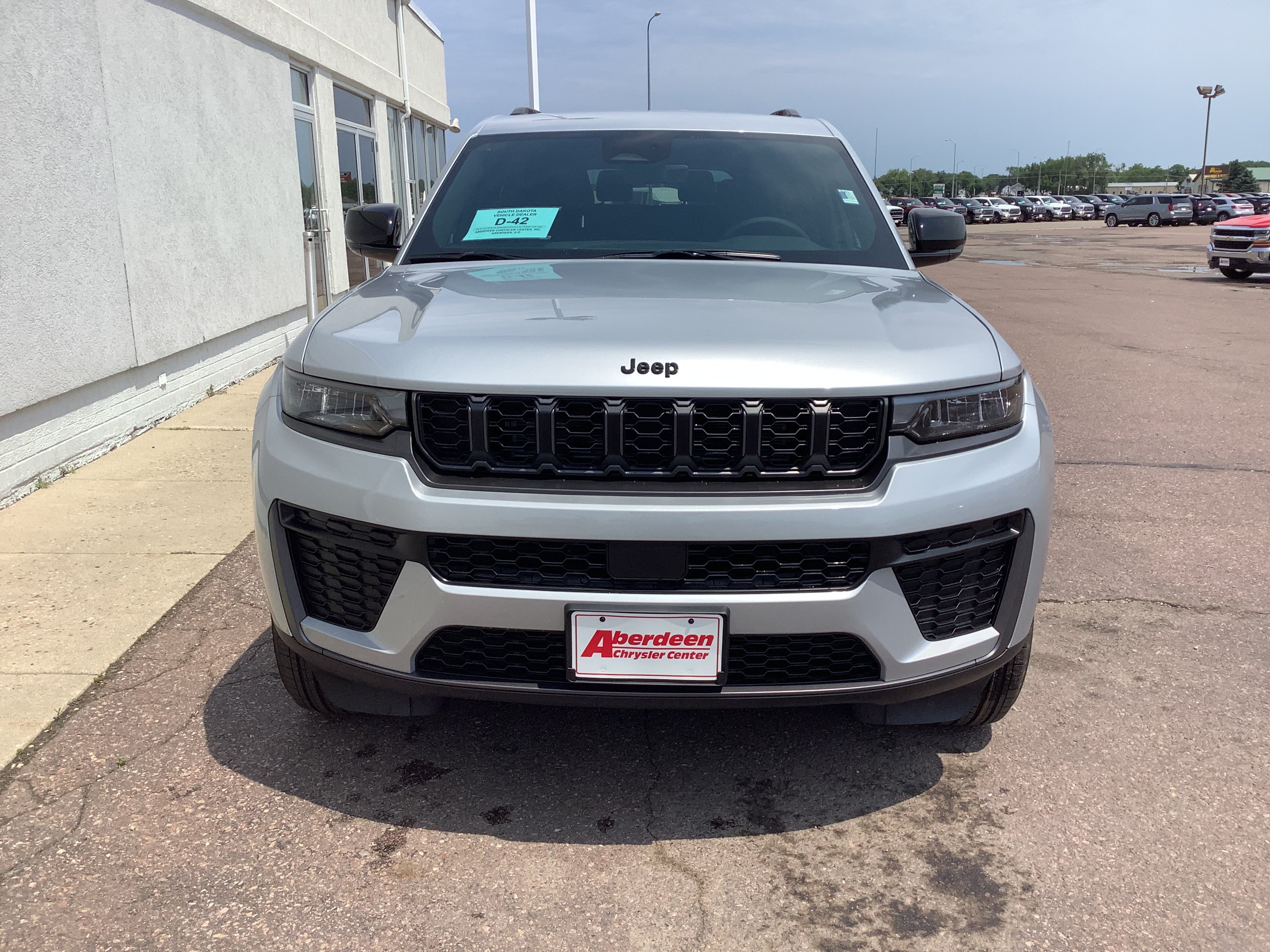 New 2026 Silver Zynith Exterior Paint Jeep Altitude image 3