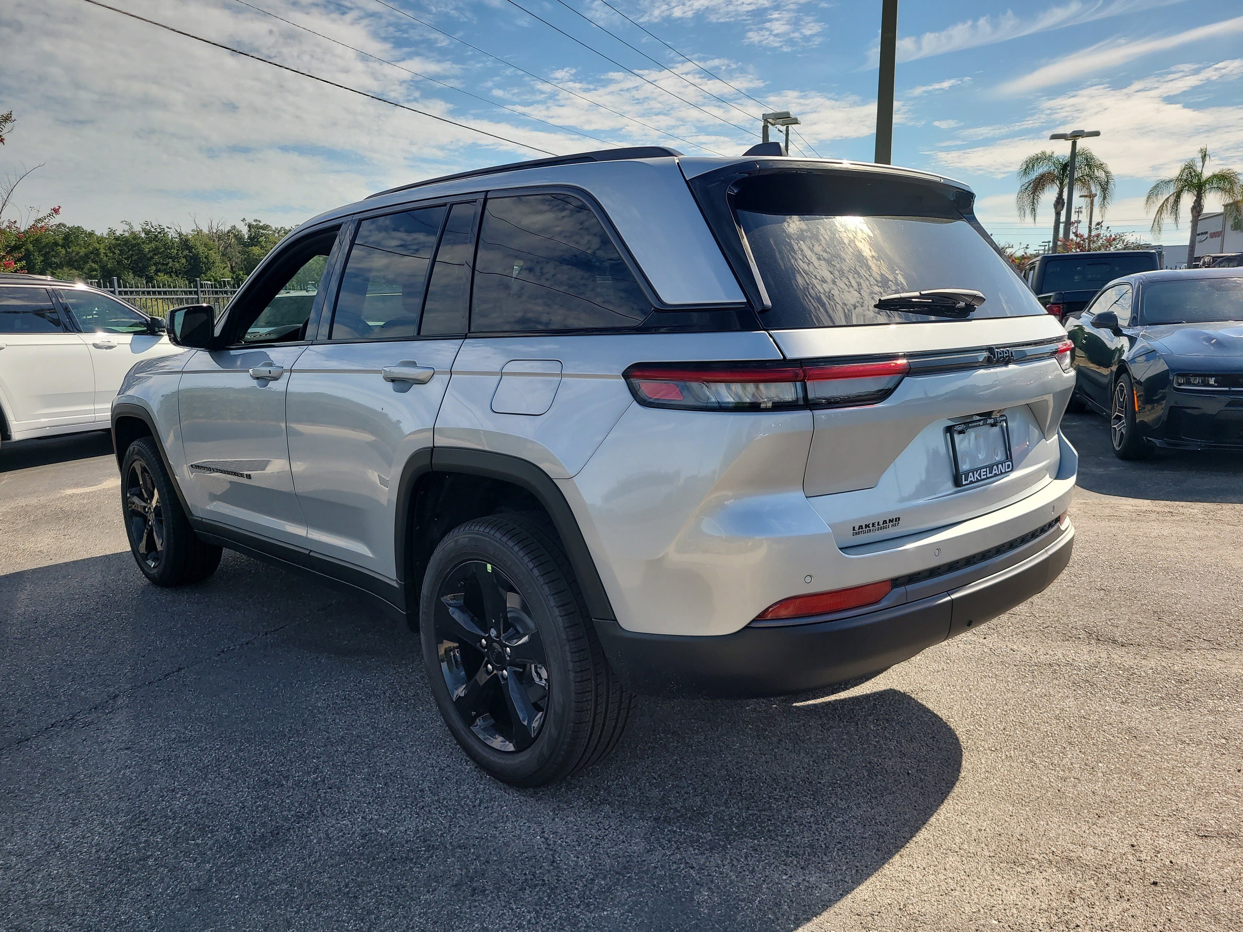 New 2026 Silver Zynith Exterior Paint Jeep Limited image 8