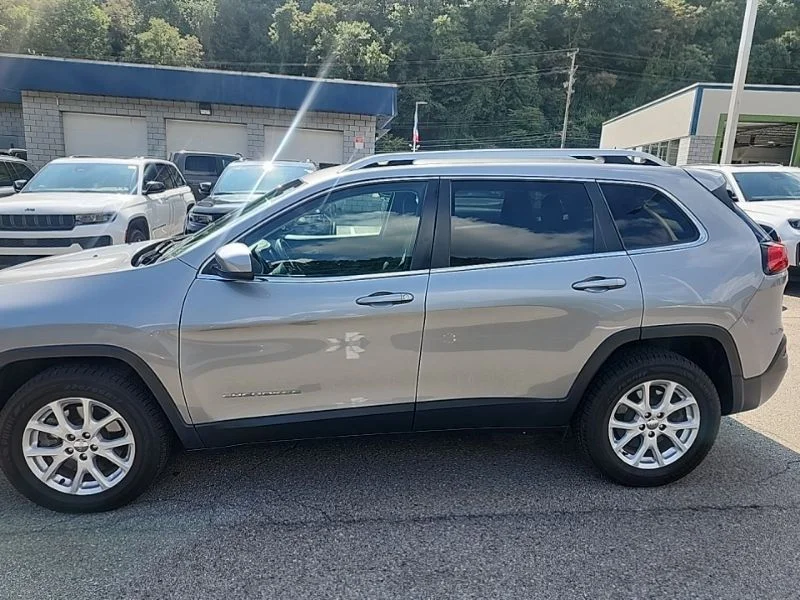 Used 2016 Silver Jeep Latitude image 4