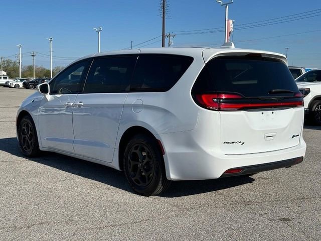 Used 2022 White Chrysler Touring L image 3