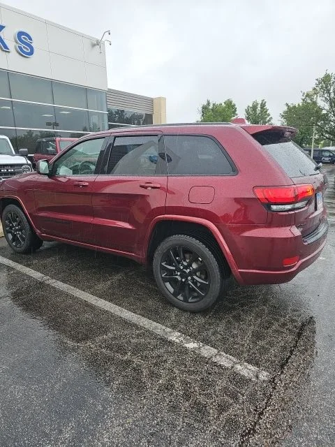 Used 2018 Velvet Red Pearlcoat Jeep Altitude image 4