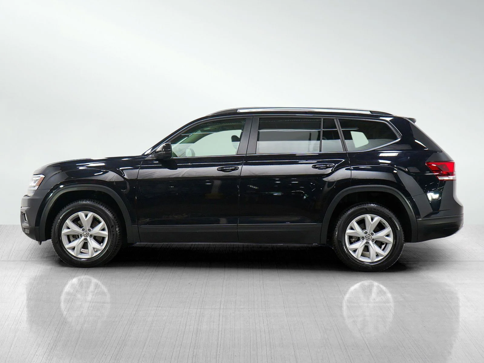 Used 2018 Volkswagen Atlas SE w/Tech with VIN 1V2DR2CA4JC536214 for sale in Wayzata, Minnesota