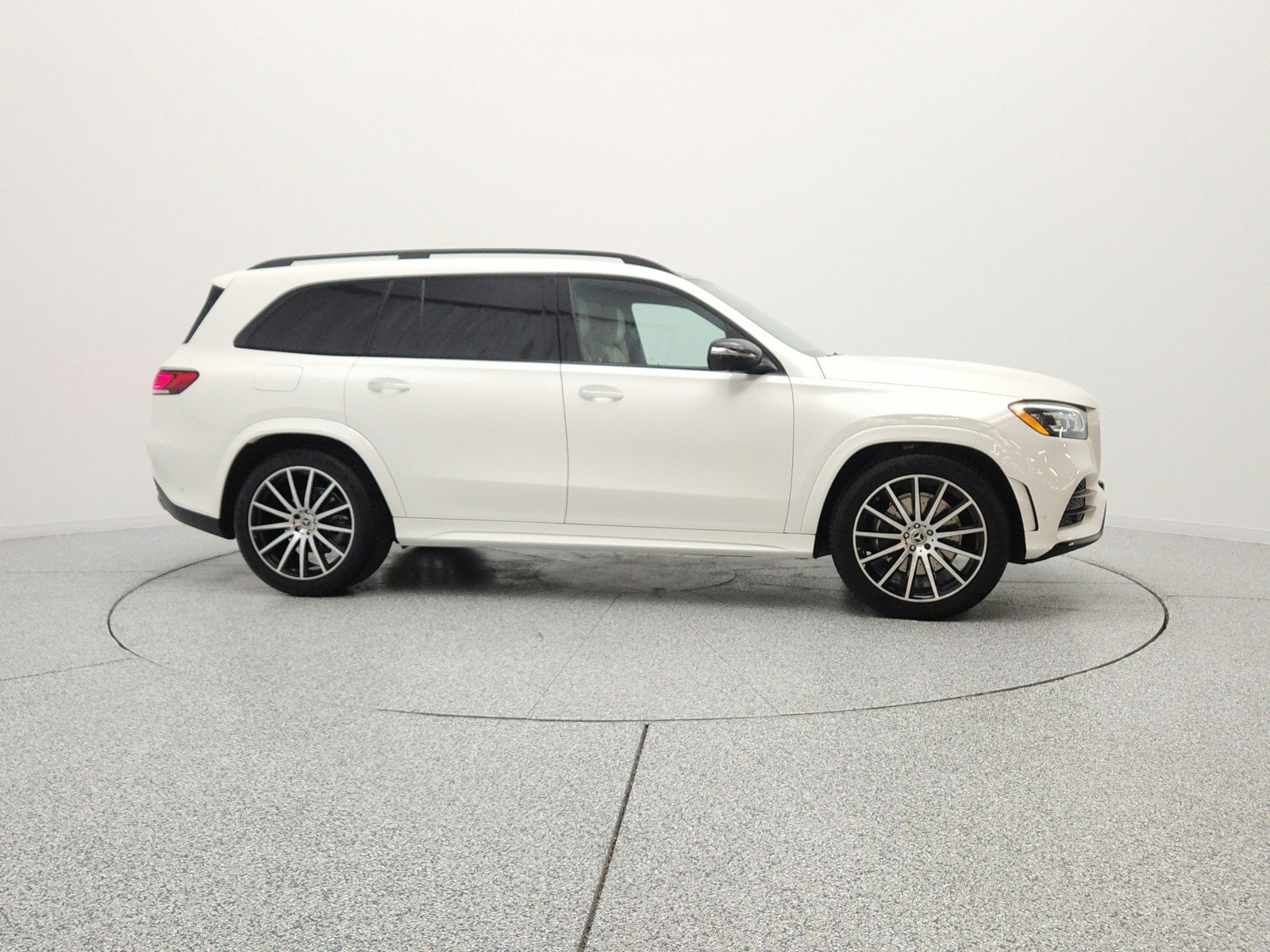 Used 2023 MANUFAKTUR Diamond White Metallic Mercedes-Benz GLS 450 4MATIC® SUV image 4