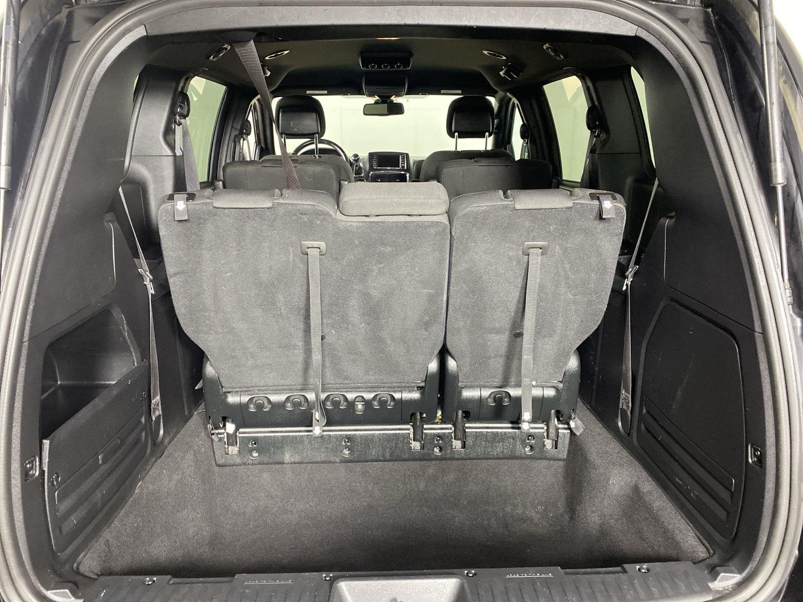 Used 2018 Black Onyx Crystal Pearlcoat Dodge SE Plus image 23