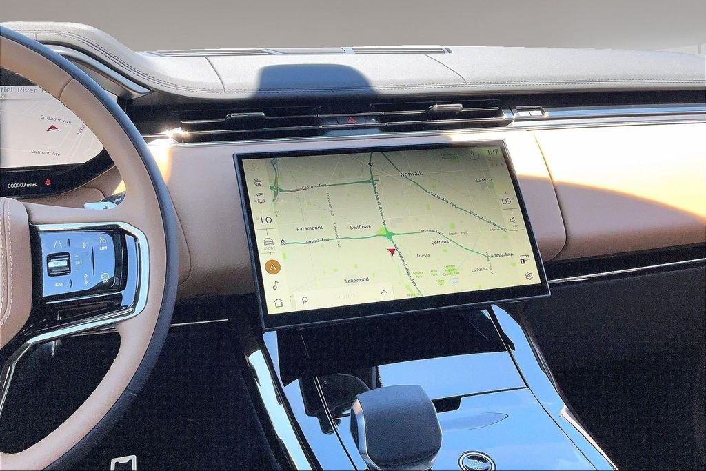New 2026 FUJI WHITE Land Rover Dynamic SE image 6