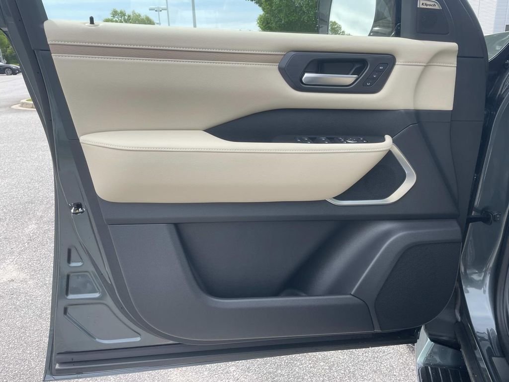 New 2026 Alpine Metallic / Super Black Two-tone Nissan Platinum Reserve image 17