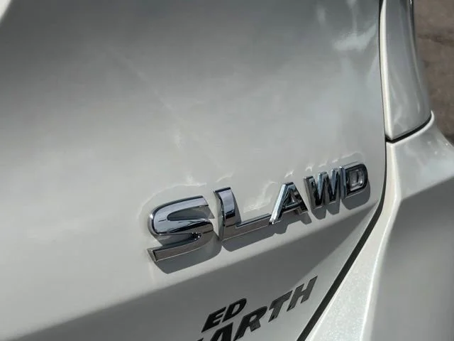 Used 2019 White Nissan SL image 21