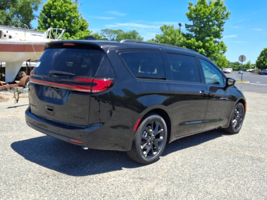 New 2027 Diamond Black Crystal Pearl-Coat Exterior Paint Chrysler Limited image 8