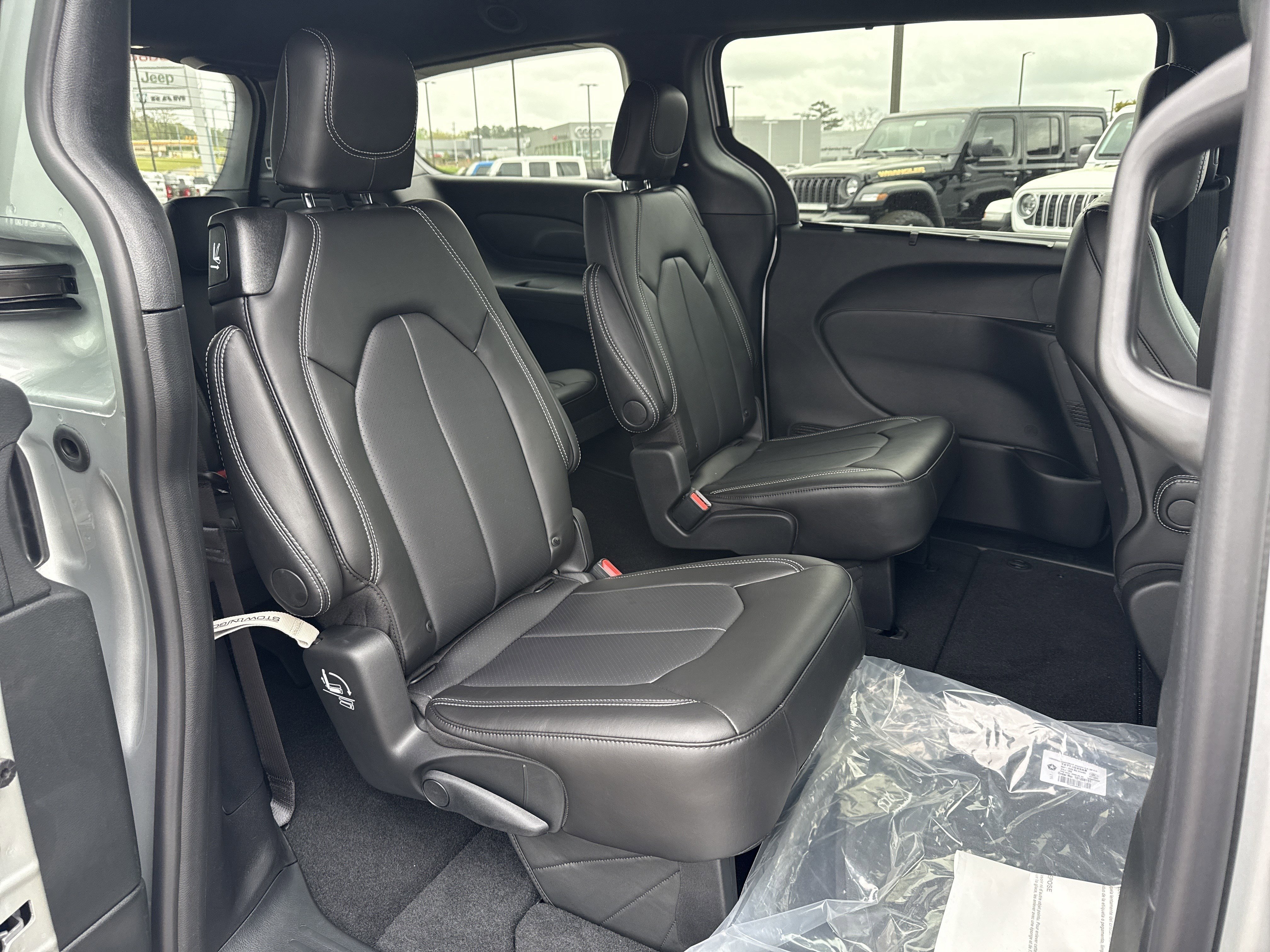 New 2026 Silver Mist Clear-Coat Exterior Paint Chrysler LX image 16