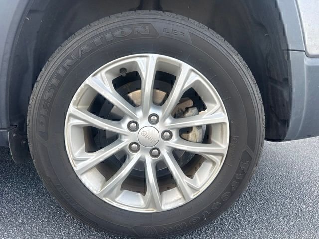 Used 2019 Silver Jeep Latitude image 10