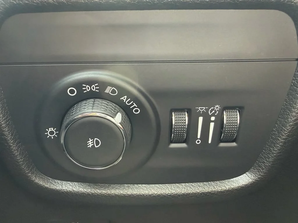 Used 2023 Gray Jeep Limited 4x4 image 23