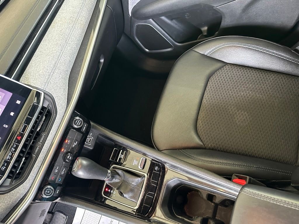 Used 2024 White Jeep Latitude image 15