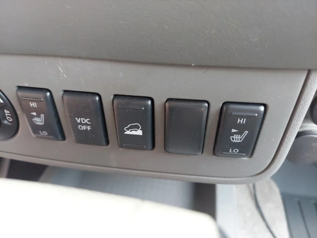 Used 2011 White Nissan SL image 29