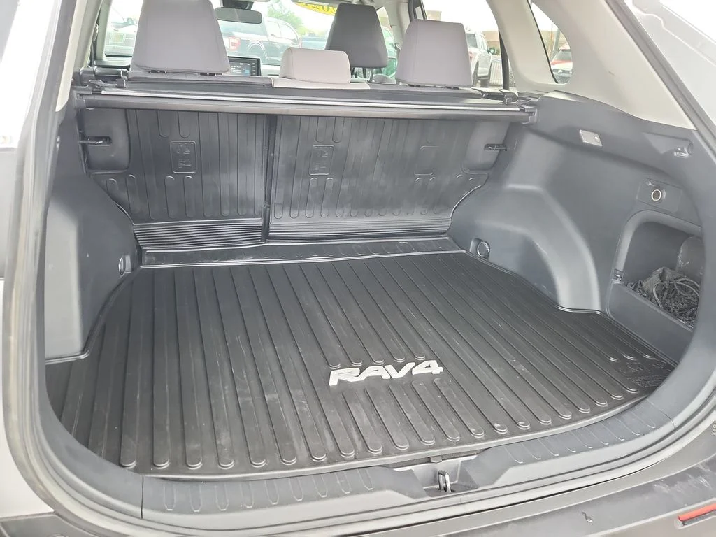 Used 2021 Silver Toyota XLE image 12