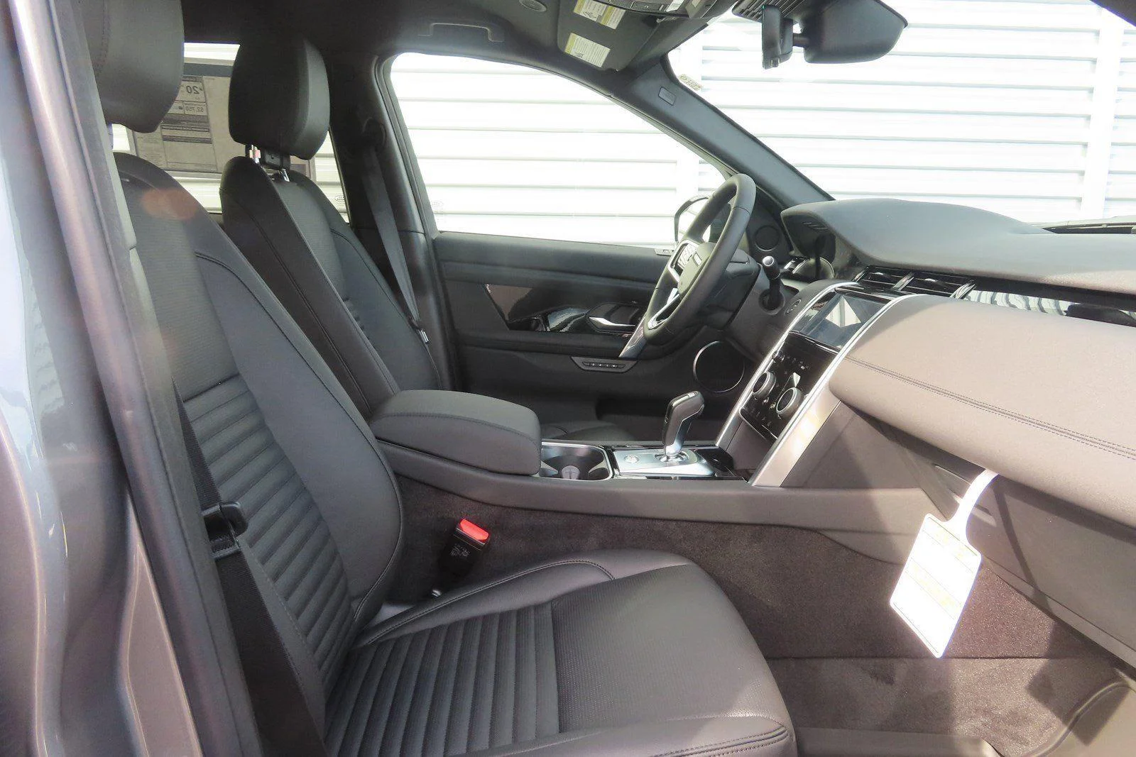 Used 2023 Eiger Grey Metallic Land Rover SE image 3