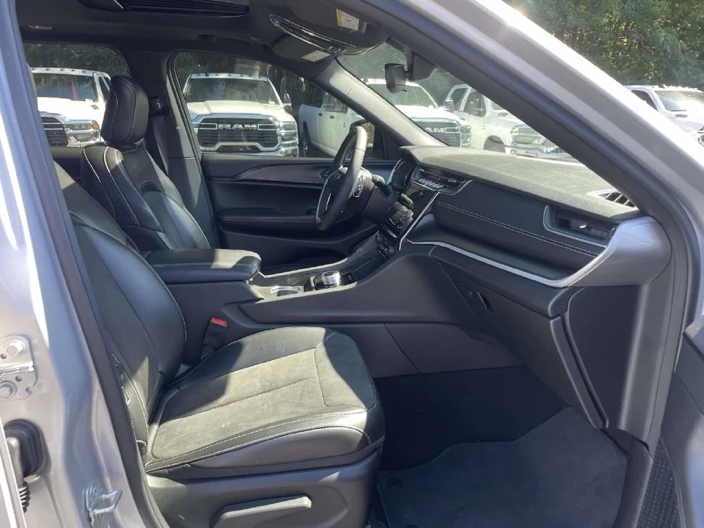 Used 2024 Silver Jeep Altitude X image 13