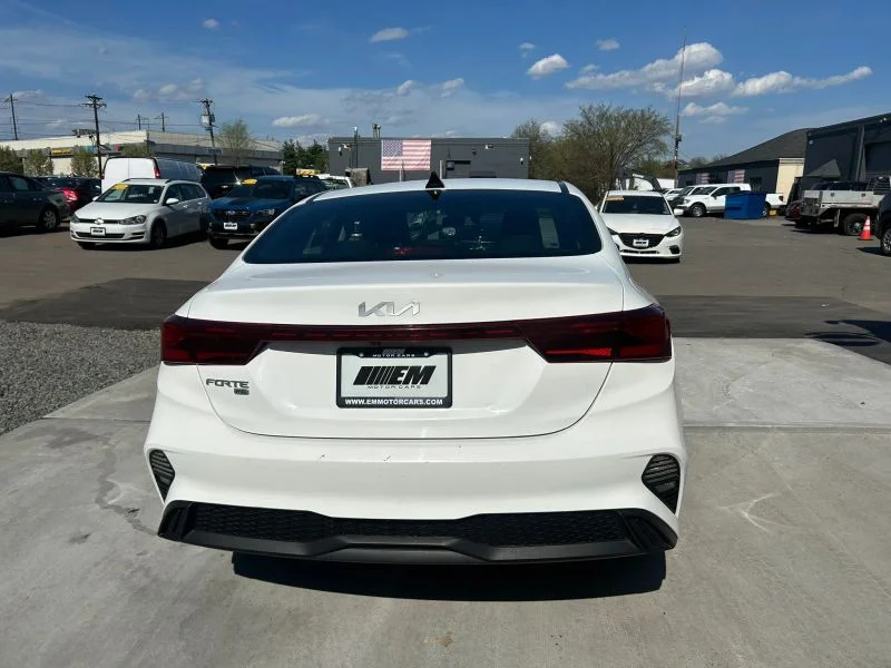 Used 2023 White Kia LX Sedan 4D image 27