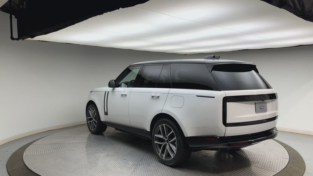 New 2026 Fuji White Land Rover SE image 4