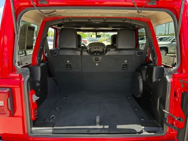 Used 2022 Red Clearcoat Jeep Unlimited Rubicon image 27