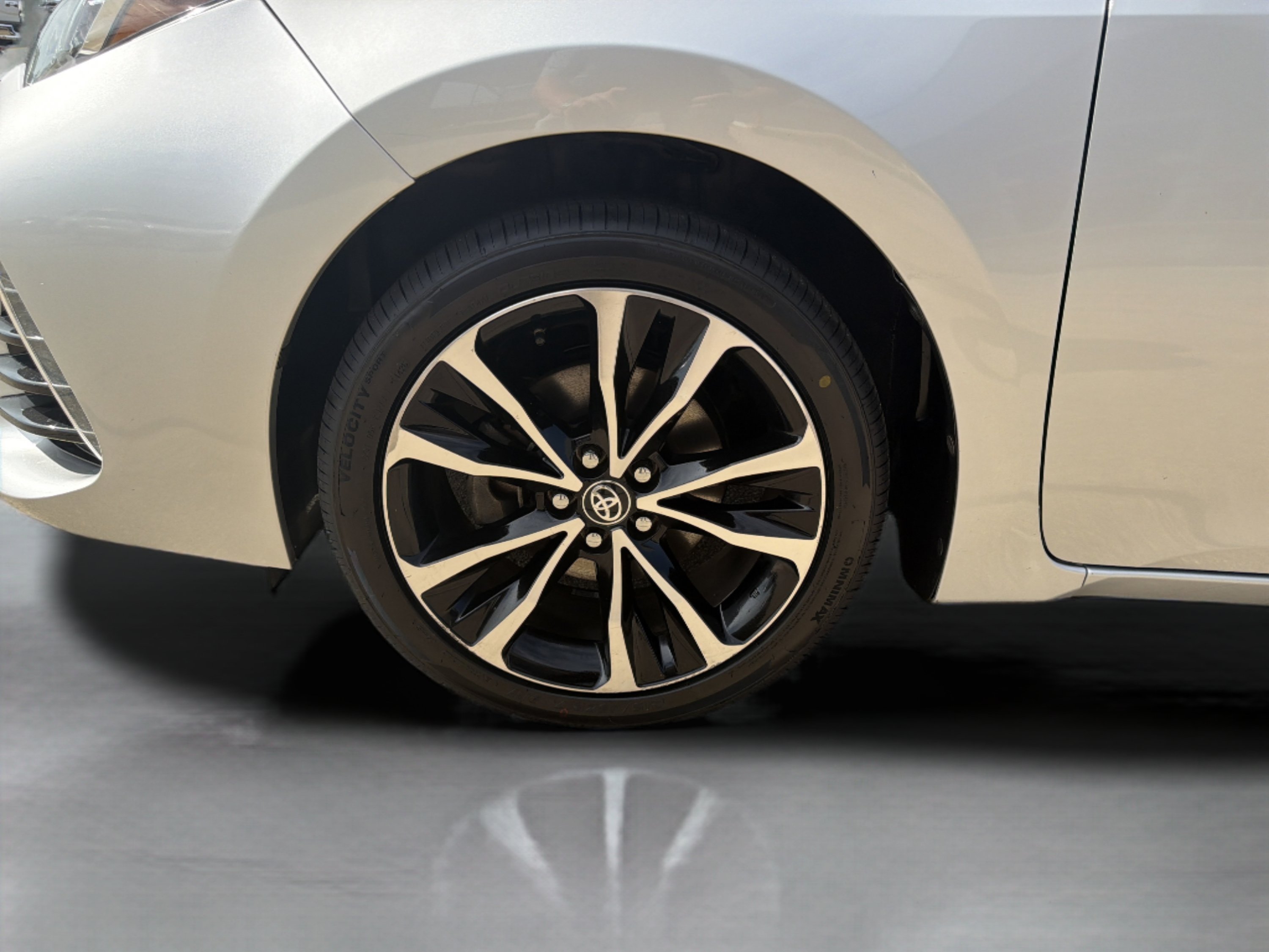 Used 2017 Silver Toyota SE image 11
