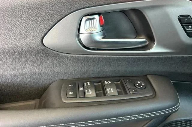 2026 Chrysler Pacifica Select - Photo 11