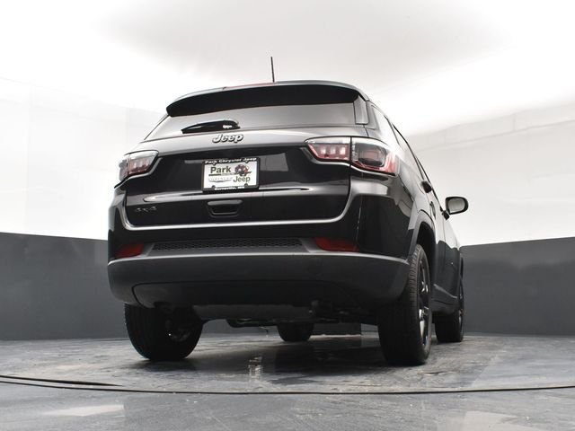 New 2026 Diamond Black Crystal Pearl-Coat Exterior Paint Jeep Latitude image 23