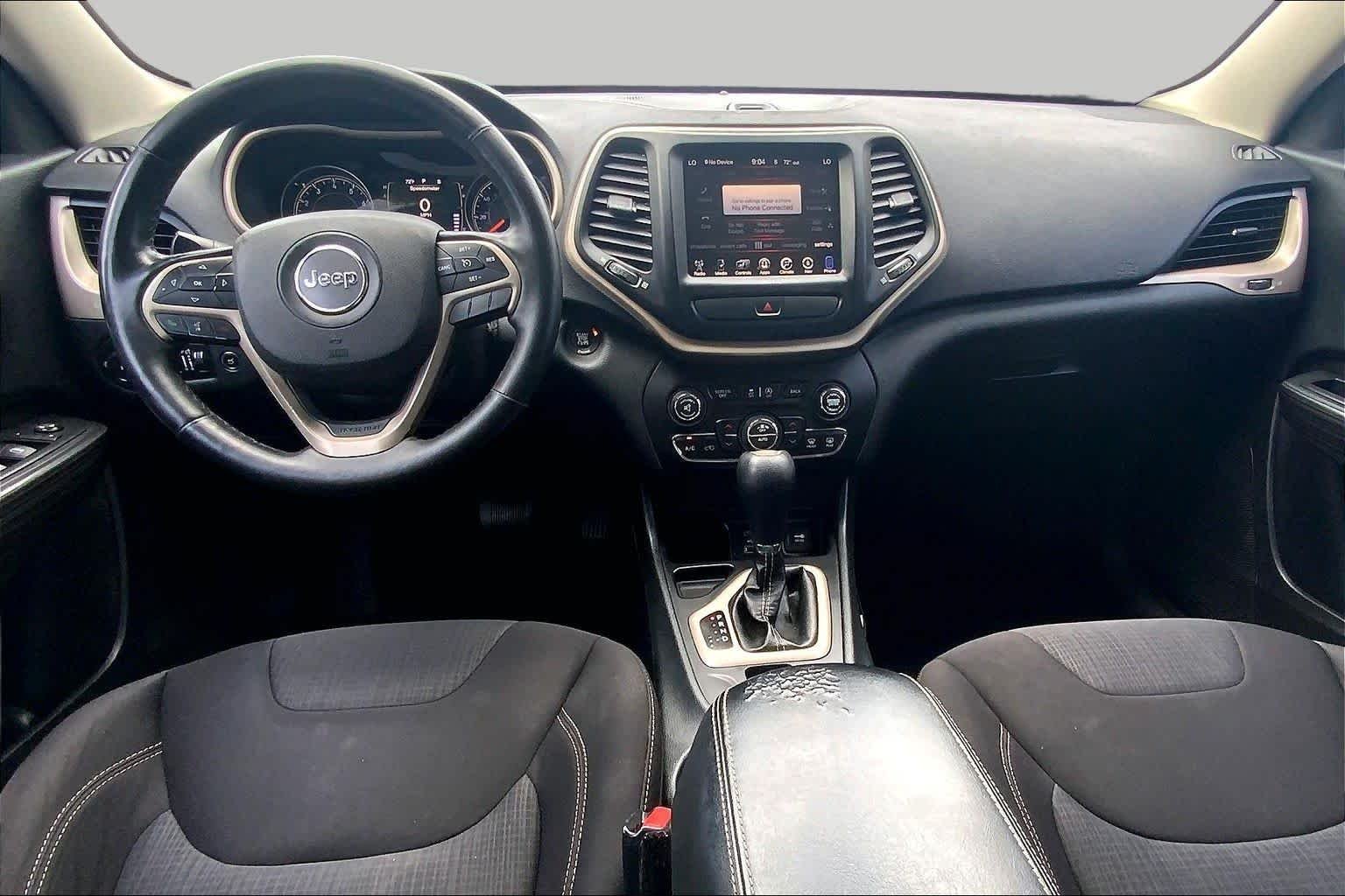 Used 2015 Brilliant Black Crystal Pearlcoat Jeep Latitude image 16