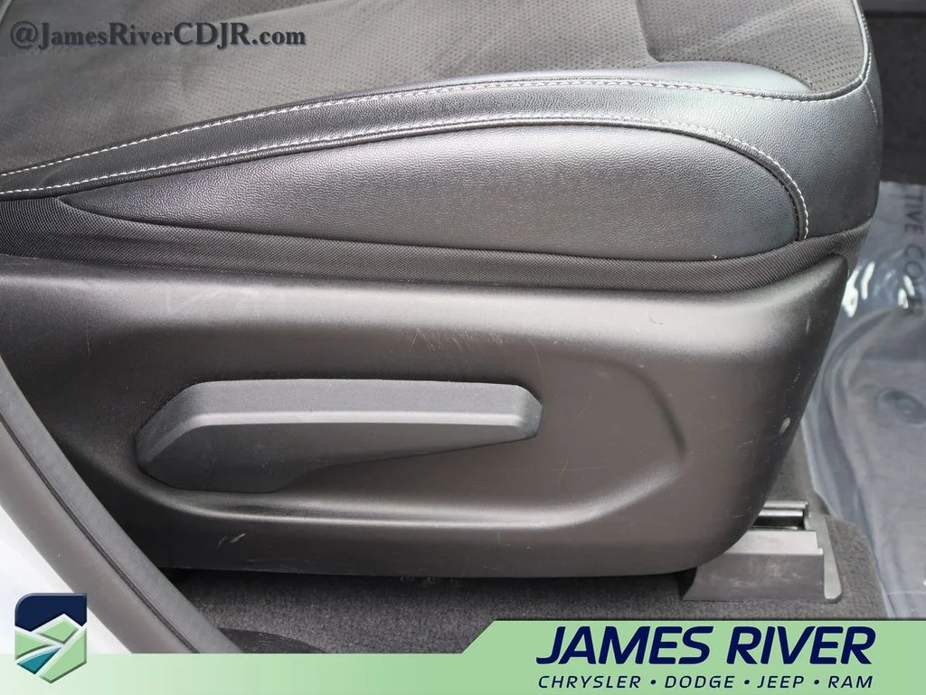 Used 2024 Silver Jeep Altitude image 10