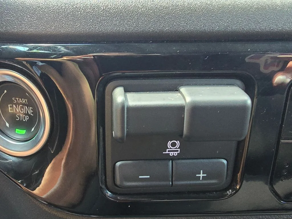 Used 2025 White Chevrolet LT image 71