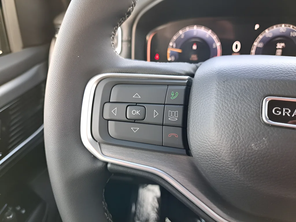 New 2026 Bright White Clear-Coat Exterior Paint Jeep Limited Altitude image 31