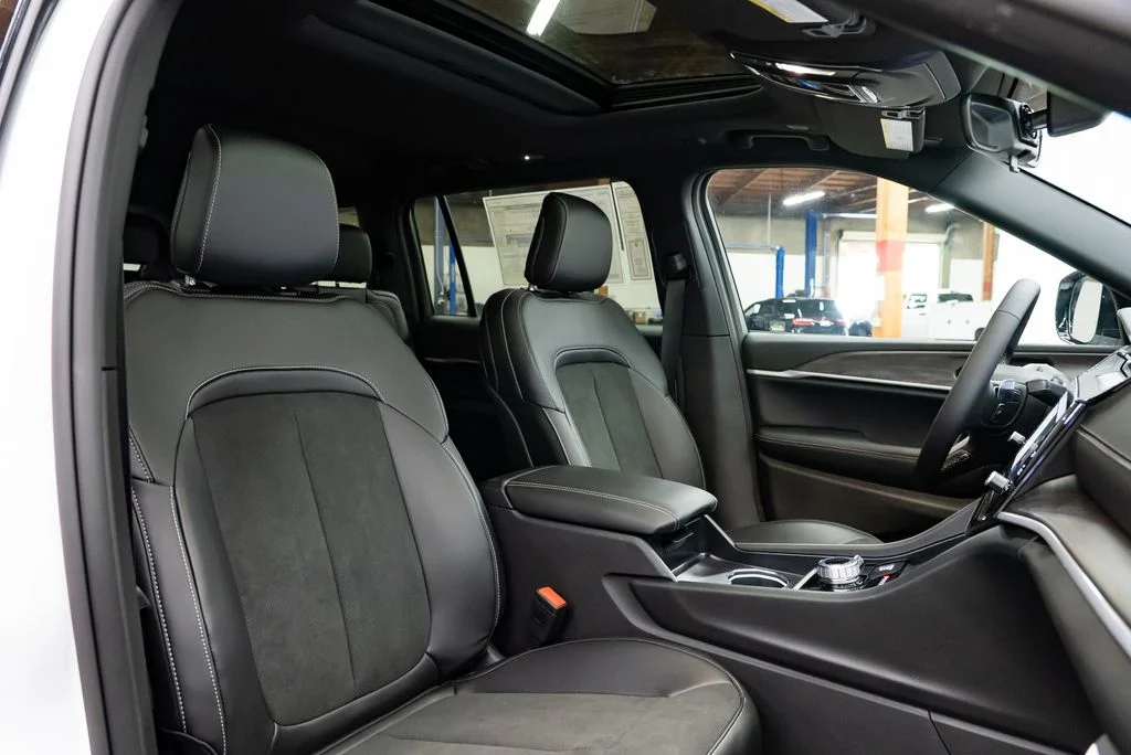 New 2026 Bright White Clear-Coat Exterior Paint Jeep Laredo image 32