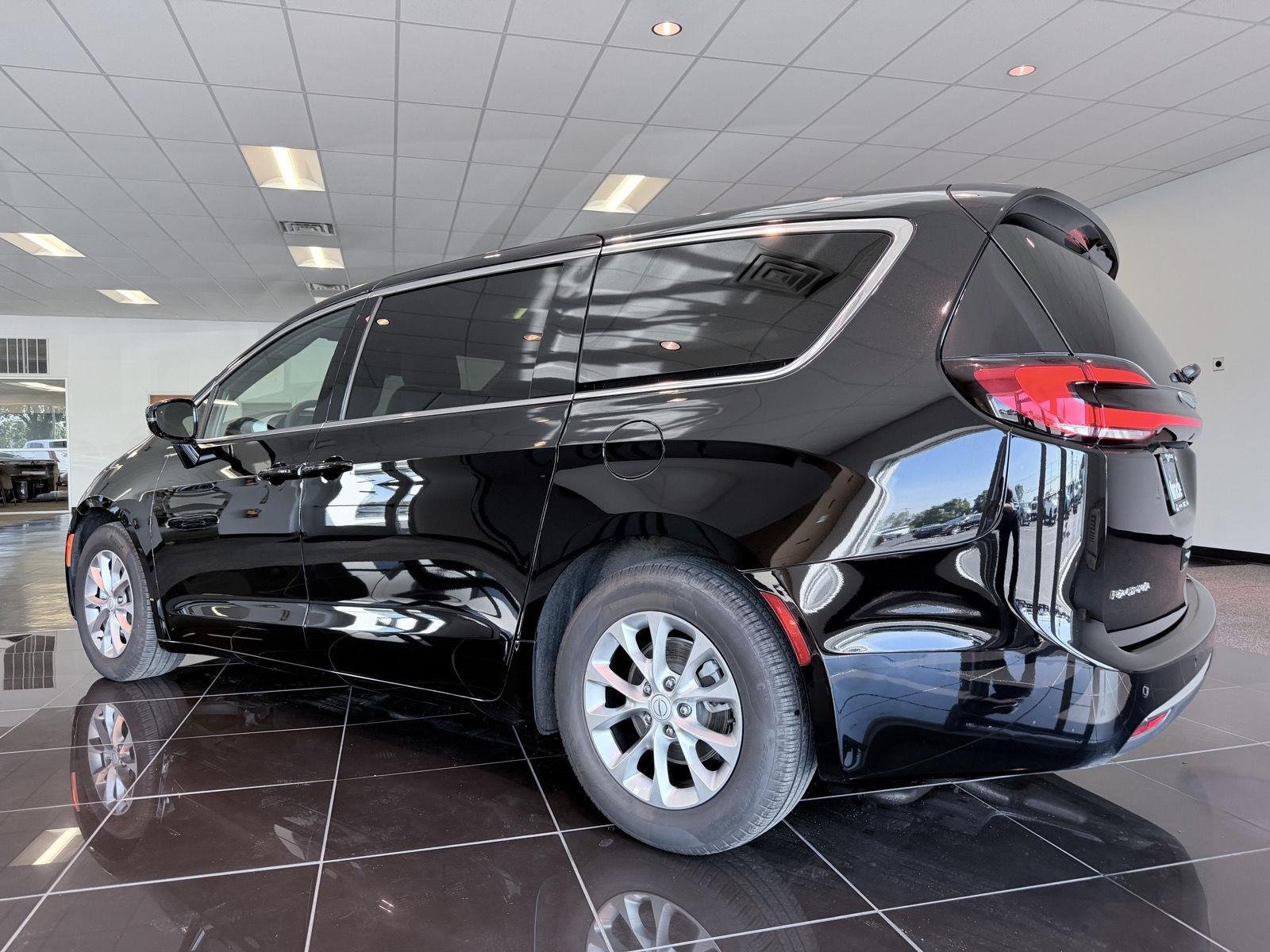 Used 2026 Diamond Black Crystal Pearlcoat Chrysler Limited image 12